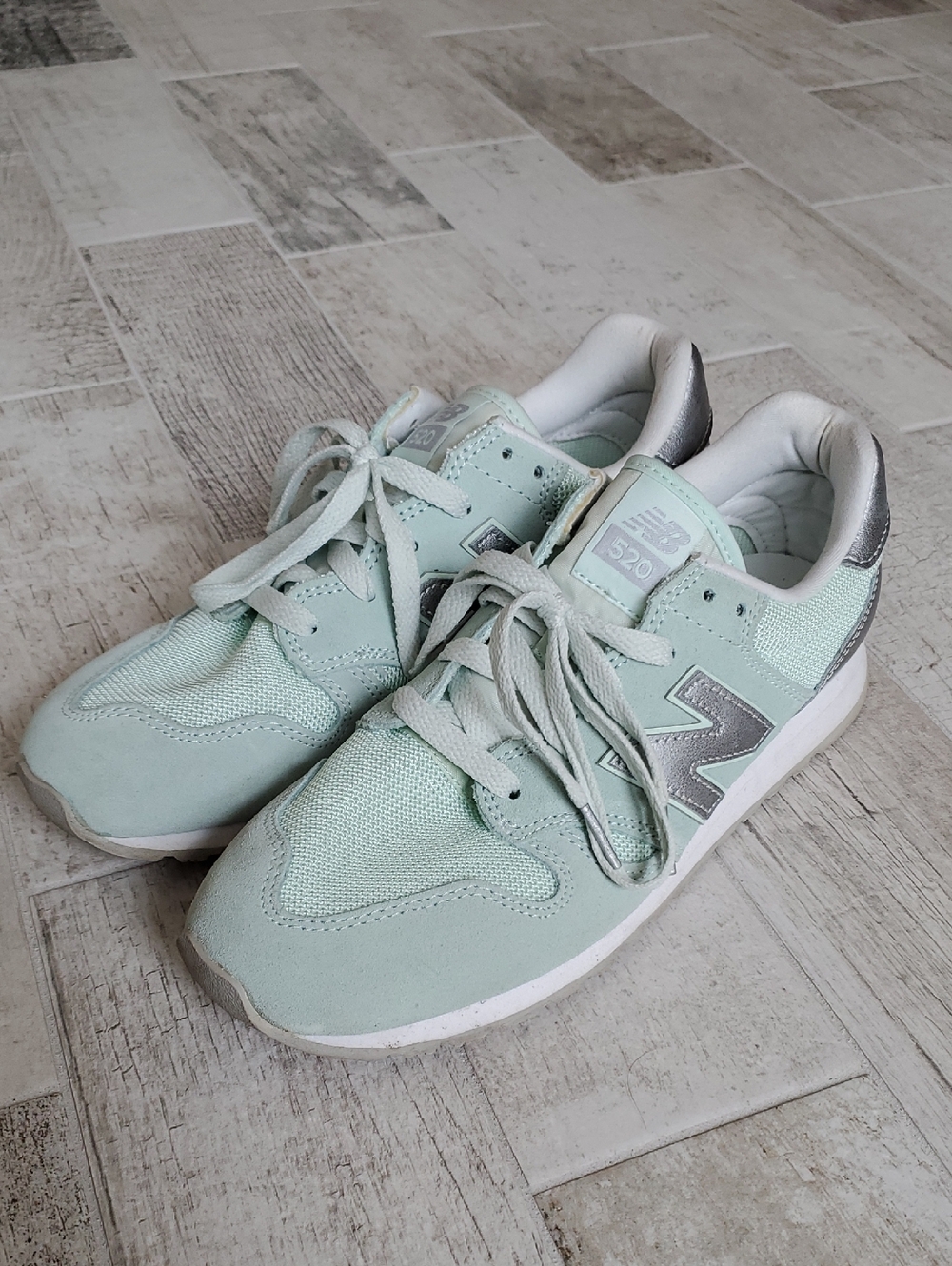 New Balance 520 Women's 8 Mint Green and Silver Lace-Up Sneakers